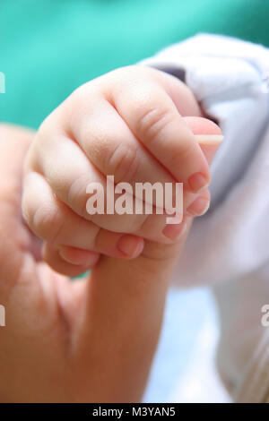 NEW BORN BABY LA MANO Foto Stock