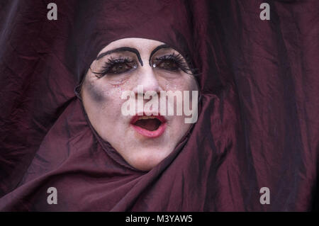 Frankfurt am Main, Germania. Xi Febbraio, 2018. Un carnevale-goer in una strega costume prende parte al tradizionale corteo di carnevale nel centro della città di Francoforte sul Meno, Germania, 11 febbraio 2018. Credito: Boris Roessler/dpa/Alamy Live News Foto Stock