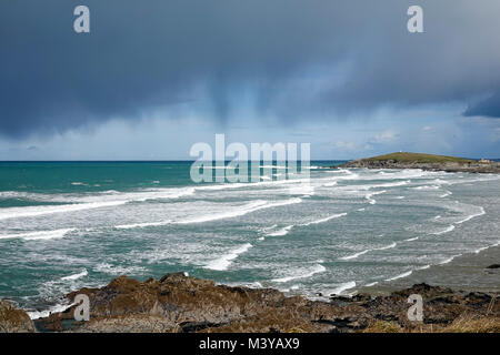 Esplanade Road, Newquay. Il 12 febbraio 2018. Sole e docce attraverso il West Country oggi. Fistral Bay a Newquay in Cornovaglia. Credito: James jagger/Alamy Live News Foto Stock