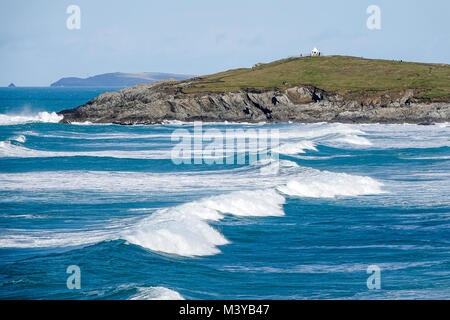 Esplanade Road, Newquay. Il 12 febbraio 2018. Sole e docce attraverso il West Country oggi. Fistral Bay a Newquay in Cornovaglia. Foto Stock