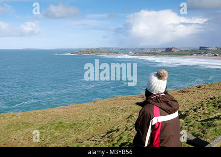 Esplanade Road, Newquay. Il 12 febbraio 2018. Sole e docce attraverso il West Country oggi. Fistral Bay a Newquay in Cornovaglia. Foto Stock