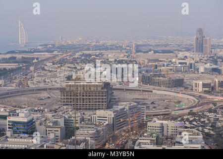 Dubai, EAU. Xi Febbraio, 2018. DUBAI, Emirati Arabi Uniti - 11 febbraio 2018. Una vista panoramica di Dubai al crepuscolo. Credito: ASWphoto/Alamy Live News Foto Stock