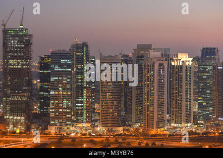 Dubai, EAU. Xi Febbraio, 2018. DUBAI, Emirati Arabi Uniti - 11 febbraio 2018. Una vista del centro di Dubai di notte. Credito: ASWphoto/Alamy Live News Foto Stock