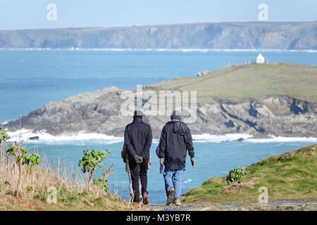 Esplanade Road, Newquay. Il 12 febbraio 2018. Sole e docce attraverso il West Country oggi. Fistral Bay a Newquay in Cornovaglia. Foto Stock