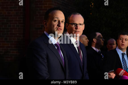 Belfast, Regno Unito. 12 Feb, 2018. Irlanda Taoiseach Leo Varadkar e Tanaiste Simon COVENEY indirizzo media a Stormont House a Belfast nel corso di intensi negoziati con l' Irlanda del Nord le parti. Credito: Mark inverno/Alamy Live News Foto Stock