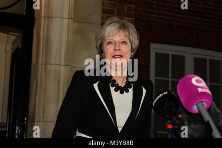 Belfast, Regno Unito. 12 Feb, 2018. Il primo ministro Theresa Maggio dà una conferenza stampa presso la struttura Stormont House di Belfast come proseguire il dialogo tra le parti in restauro del governo decentrato. Credito: Mark inverno/Alamy Live News Foto Stock