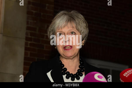 Belfast, Regno Unito. 12 Feb, 2018. Il primo ministro Theresa Maggio dà una conferenza stampa presso la struttura Stormont House di Belfast come proseguire il dialogo tra le parti in restauro del governo decentrato. Credito: Mark inverno/Alamy Live News Foto Stock