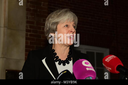 Belfast, Regno Unito. 12 Feb, 2018. Il primo ministro Theresa Maggio dà una conferenza stampa presso la struttura Stormont House di Belfast come proseguire il dialogo tra le parti in restauro del governo decentrato. Credito: Mark inverno/Alamy Live News Foto Stock