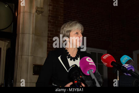 Belfast, Regno Unito. 12 Feb, 2018. Il primo ministro Theresa Maggio dà una conferenza stampa presso la struttura Stormont House di Belfast come proseguire il dialogo tra le parti in restauro del governo decentrato. Credito: Mark inverno/Alamy Live News Foto Stock