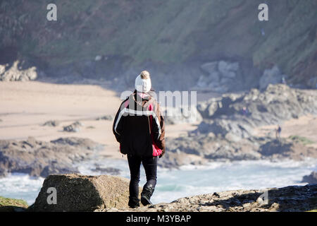 Esplanade Road, Newquay. Il 12 febbraio 2018. Sole e docce attraverso il West Country oggi. Fistral Bay a Newquay in Cornovaglia. Foto Stock