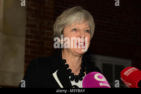 Belfast, Regno Unito. 12 Feb, 2018. Il primo ministro Theresa Maggio dà una conferenza stampa presso la struttura Stormont House di Belfast come proseguire il dialogo tra le parti in restauro del governo decentrato. Credito: Mark inverno/Alamy Live News Foto Stock