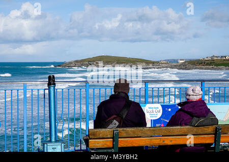 Esplanade Road, Newquay. Il 12 febbraio 2018. Sole e docce attraverso il West Country oggi. Fistral Bay a Newquay in Cornovaglia. Foto Stock