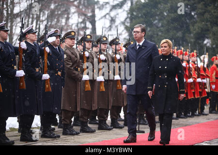 Zagabria, Croazia. 12 Feb, 2018. Il presidente croato Kolinda Grabar-Kitarovic (1R, anteriore) e visitando il presidente serbo Aleksandar Vucic (2a R, anteriore) revisione della guardia d'onore durante una cerimonia di benvenuto a Zagabria in Croazia, nel febbraio 12, 2018. I presidenti di Croazia e Serbia lunedì si sono impegnati a lavorare su una distensione tra i due paesi confinanti rilasciato da un sanguinoso smembramento della ex Iugoslavia negli anni novanta, in mezzo alle proteste da parte croata dei veterani di guerra. Credito: Igor Soban/Xinhua/Alamy Live News Foto Stock