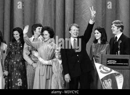 Atlanta, Georgia, Georgia. 3 Novembre, 1976. Stati Uniti neoeletto presidente Jimmy Carter, sua moglie Rosalynn e figlia Amy, circondato da famiglia, Onda per la folla in corrispondenza di un election night rally dopo egli ha rivendicato la vittoria su il presidente statunitense Gerald Ford in Atlanta, Georgia il 3 novembre 1976. Credito: Benjamin E. ''Gene'' Forte/CNP Credito: Benjamin E. ''Gene'' Forte/CNP/ZUMA filo/Alamy Live News Foto Stock