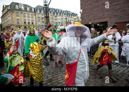 Colonia, Germania. Xi Febbraio, 2018. Un gruppo di persone con bambini visto indossando costumi che rappresentano il miele il processo di estrazione durante il carnevale.Il carnevale di Colonia noto come ''KÃ¶lner Karneval'' in tedesco, è un carnevale che si svolge ogni anno a Colonia, normalmente inizia il 8 febbraio fino al 13 febbraio di ogni anno più di 5 giorni, persone tra locali e stranieri insieme partecipare e offrire un enorme carnevale multiculturale di vestirsi in costumi brillanti e corteo sulla strada. Credito: Rahman Hassani/SOPA/ZUMA filo/Alamy Live News Foto Stock