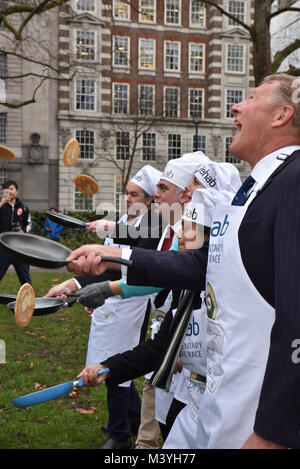 Westminster, Londra, Regno Unito. Xiii Febbraio, 2018. L annuale Martedì Grasso, Rehab Pancake parlamentare gara prende posto nella torre di Victoria Gardens accanto al Parlamento europeo, con i membri della stampa e dei parlamentari in esecuzione un pancake per la Rehab carità. Credito: Matteo Chattle/Alamy Live News Foto Stock