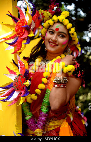 Dacca in Bangladesh. Xiii Febbraio, 2018. Un giovane bengalese donna decora se stessa con fiori naturali per celebrare il Pahela Falgun festival a Dhaka, nel Bangladesh, Feb 13, 2018. Popolo del Bangladesh Martedì celebrato Pohela Falgun, annunciano l'arrivo della primavera. Credito: Salim Reza/Xinhua/Alamy Live News Foto Stock