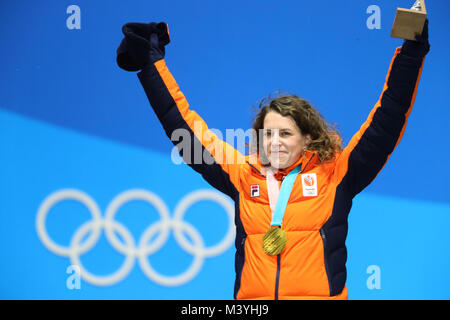 Velocità olandese Ireen skater Wuest celebra la medaglia d'oro alle Olimpiadi invernali di Pyeongchang, Corea del Sud, 13 febbraio 2018. Foto: Michael Kappeler/dpa Foto Stock