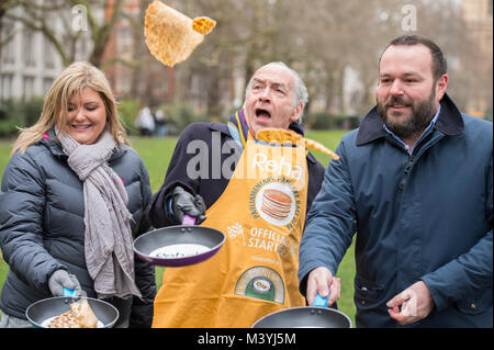 Torre di Victoria Gardens, Londra, Regno Unito. Il 13 febbraio, 2018. Media team di gara il Team parlamentare alla ventunesima edizione Rehab Pancake parlamentare gara il Martedì Grasso. Alastair Stewart OBE ITV News presenter ufficiale di motorino di avviamento con una gemma Armstrong del gruppo di riabilitazione e Gerald Mason, SVP, Tate & Lyle Sugars. Credito: Malcolm Park/Alamy Live News. Foto Stock