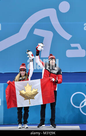 Gangneung, Corea del Sud. Xiii Febbraio, 2018. Kaitlyn Lawes e John Morris dal Canada celebrare vincere l'oro al Winter Olympics" curling misti in Gangneung, Corea del Sud, 13 febbraio 2018. Credito: Pietro Kneffel/dpa/Alamy Live News Foto Stock