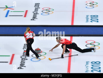 Gangneung, Corea del Sud. Xiii Febbraio, 2018. Kaitlyn Lawes e John Morris dal Canada in azione alle Olimpiadi invernali' curling misti in Gangneung, Corea del Sud, 13 febbraio 2018. Credito: Pietro Kneffel/dpa/Alamy Live News Foto Stock