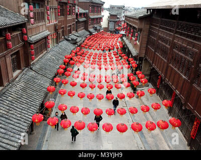 Qiandongnan, della Cina di Guizhou. Xiii Febbraio, 2018. Turisti visitano Xiasi antica città Miao-Dong prefettura autonoma di Qiandongnan, a sud-ovest della Cina di Guizhou, Feb 13, 2018. La città antica è stata decorata da lanterne rosse di celebrare il prossimo Festival di Primavera che cade nel febbraio 16. Credito: Cai Xingwen/Xinhua/Alamy Live News Foto Stock