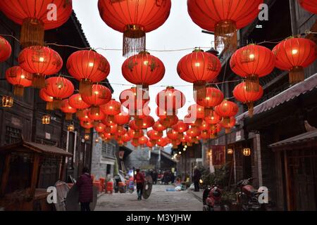 Qiandongnan, della Cina di Guizhou. Xiii Febbraio, 2018. Lanterne rosse sono visti in Xiasi antica città Miao-Dong prefettura autonoma di Qiandongnan, a sud-ovest della Cina di Guizhou, Feb 13, 2018. La città antica è stata decorata da lanterne rosse di celebrare il prossimo Festival di Primavera che cade nel febbraio 16. Credito: Kai Shangyu/Xinhua/Alamy Live News Foto Stock