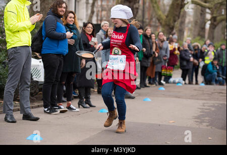 Torre di Victoria Gardens, Londra, Regno Unito. Il 13 febbraio, 2018. Media team di gara il Team parlamentare alla ventunesima edizione Rehab Pancake parlamentare gara il Martedì Grasso. Credito: Malcolm Park/Alamy Live News. Foto Stock