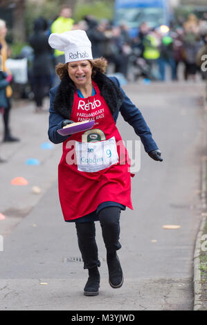 Torre di Victoria Gardens, Londra, Regno Unito. Il 13 febbraio, 2018. Media team di gara il Team parlamentare alla ventunesima edizione Rehab Pancake parlamentare gara il Martedì Grasso. Jo Coburn dalla BBC la politica quotidiana racing rettilineo finale. Credito: Malcolm Park/Alamy Live News. Foto Stock