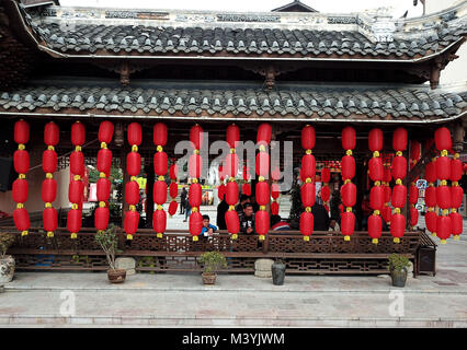 Qiandongnan, della Cina di Guizhou. Xiii Febbraio, 2018. Turisti visitano Xiasi antica città Miao-Dong prefettura autonoma di Qiandongnan, a sud-ovest della Cina di Guizhou, Feb 13, 2018. La città antica è stata decorata da lanterne rosse di celebrare il prossimo Festival di Primavera che cade nel febbraio 16. Credito: Cai Xingwen/Xinhua/Alamy Live News Foto Stock