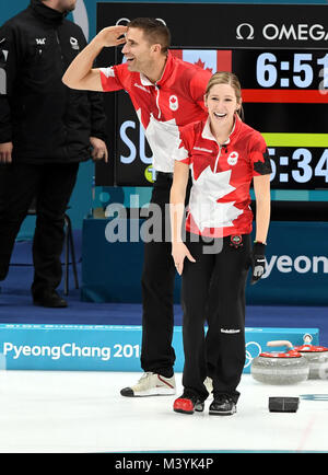 Pyeongchang, Corea del Sud. Xiii Febbraio, 2018. Kaitlyn Lawes (R) e John Morris del Canada celebrare dopo la finitura del doppio misto medaglia d oro gioco di curling tra il Canada e la Svizzera alla Pyeongchang 2018 Giochi Olimpici Invernali a Gangneung Centro di Curling?Gangneung, Corea del Sud, Feb 13, 2018. Il Canada ha vinto 10:3. Credito: Ma Ping/Xinhua/Alamy Live News Foto Stock