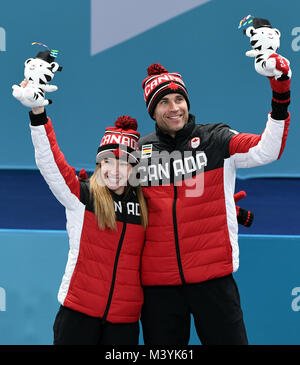 Pyeongchang, Corea del Sud. Xiii Febbraio, 2018. Kaitlyn Lawes (L) e John Morris del Canada celebrare dopo la finitura del doppio misto medaglia d oro gioco di curling tra il Canada e la Svizzera alla Pyeongchang 2018 Giochi Olimpici Invernali a Gangneung Centro di Curling?Gangneung, Corea del Sud, Feb 13, 2018. Il Canada ha vinto 10:3. Credito: Ma Ping/Xinhua/Alamy Live News Foto Stock