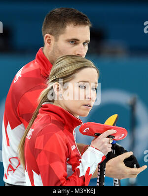 Pyeongchang, Corea del Sud. Xiii Febbraio, 2018. Kaitlyn Lawes (anteriore) e John Morris del Canada reagiscono durante il doppio misto medaglia d oro gioco di curling tra il Canada e la Svizzera alla Pyeongchang 2018 Giochi Olimpici Invernali a Gangneung Centro di Curling?Gangneung, Corea del Sud, Feb 13, 2018. Il Canada ha vinto 10:3. Credito: Ma Ping/Xinhua/Alamy Live News Foto Stock