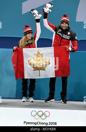 Pyeongchang, Corea del Sud. Xiii Febbraio, 2018. Kaitlyn Lawes (L) e John Morris del Canada celebrare dopo la finitura del doppio misto medaglia d oro gioco di curling tra il Canada e la Svizzera alla Pyeongchang 2018 Giochi Olimpici Invernali a Gangneung Centro di Curling?Gangneung, Corea del Sud, Feb 13, 2018. Il Canada ha vinto 10:3. Credito: Ma Ping/Xinhua/Alamy Live News Foto Stock