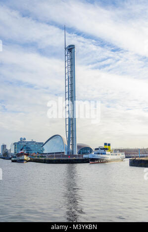 Glasgow, Scotland, Regno Unito. Il 13 febbraio, 2018. Regno Unito Meteo. Il sole in Glasgow con il battello a vapore PS Waverley e liner TS Queen Mary ormeggiate presso l'entrata di Princes' Dock accanto al Glasgow Science Centre. Credito: Berretto Alamy/Live News Foto Stock