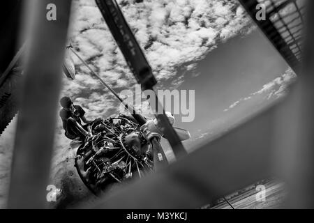 Un colombiano lavori meccanici su un aereo motore durante una routine di controllo di manutenzione di un Douglas DC-3 velivolo al di fuori dell'hangar presso l'aeroporto di Villavicencio, Colombia, 6 dicembre 2016. Sebbene la maggior parte degli aerei della DC-3 serie sono state costruite negli anni quaranta, oggi, quasi 80 anni dopo, alcuni di essi ancora continuare a volare in un servizio giornaliero, attraversando le infinite savane e giungle nel nel sud-est della Colombia. Il trasporto di persone, generi alimentari, bestiame o anche i veicoli di piccole dimensioni, un leggendario aereo americano a volte è la sola connessione tra giungla remoti villaggi e il resto di Foto Stock