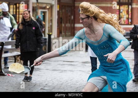 Windsor, Regno Unito. Il 13 febbraio, 2018. I concorrenti in costume da aziende locali sfoggiare la loro abilità di ribaltamento e dribblata come hanno giocato il Martedì grasso nel XII Windsor e Eton Flippin' Pancake sfida in aiuto di Alexander Devine ricovero per bambini Servizio. Credito: Mark Kerrison/Alamy Live News Foto Stock