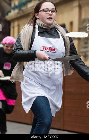 Windsor, Regno Unito. Il 13 febbraio, 2018. I concorrenti in costume da aziende locali sfoggiare la loro abilità di ribaltamento e dribblata come hanno giocato il Martedì grasso nel XII Windsor e Eton Flippin' Pancake sfida in aiuto di Alexander Devine ricovero per bambini Servizio. Credito: Mark Kerrison/Alamy Live News Foto Stock