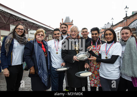 Windsor, Regno Unito. Il 13 febbraio, 2018. Cllr. John Lenton (c), Sindaco di Windsor e Maidenhead, si unisce al Gruppo Shanly, vincitori del XII Windsor e Eton Flippin' Pancake sfida in aiuto di Alexander Devine ricovero per bambini Servizio. Credito: Mark Kerrison/Alamy Live News Foto Stock