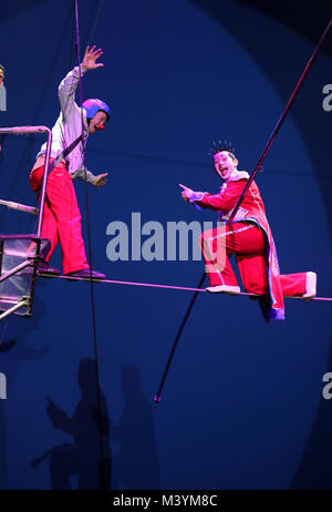 Manchester, Regno Unito. Xiii Febbraio, 2018. Ex British Olympic sciatore Eddie l'Aquila, prende il filo alto con Circus Extreme. Henry il clown, chi è a casa sul filo alto presta il suo sostegno a Eddie. Nel 1988 Eddie è stato il primo concorrente dal 1928 per rappresentare la Gran Bretagna nel salto con gli sci con un grande seguito. La Big Top, Città evento, Manchester, 13 febbraio, 2018 (C)Barbara Cook/Alamy Live News Foto Stock