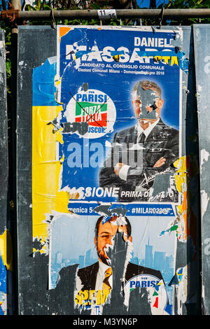 Milano, Italia. Il 13 febbraio, 2018. Strappato rovinato i cartelloni di Daniele Massaro di Forza Italia partito e un altro candidato dello stesso partito davanti a 2018 Italiano elezione generale è prevista per il 4 marzo 2018. Gli elettori saranno chiamati ad eleggere i 630 membri della Camera dei Deputati e del 315 membri elettivi del Senato della Repubblica per la XVIII legislatura della Repubblica italiana, dal 1948. Credito: Alexandre Rotenberg/Alamy Live News Foto Stock