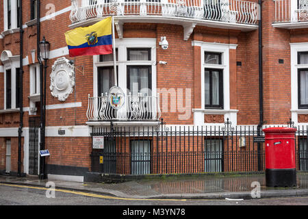 Londra, Regno Unito. Xiii Febbraio, 2018. L'Ambasciata ecuadoriana in Knightsbridge su un grigio pomeriggio piovoso. Julian Assange il fondatore di WikiLeaks continua ad arresto volto se lascia l'ambasciata come un giudice britannico rifiuta la sua richiesta di annullare le eccezionali giustifichino. Credito: Guy Corbishley/Alamy Live News Foto Stock