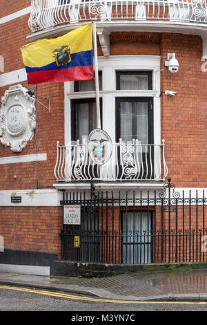 Londra, Regno Unito. Xiii Febbraio, 2018. L'Ambasciata ecuadoriana in Knightsbridge su un grigio pomeriggio piovoso. Julian Assange il fondatore di WikiLeaks continua ad arresto volto se lascia l'ambasciata come un giudice britannico rifiuta la sua richiesta di annullare le eccezionali giustifichino. Credito: Guy Corbishley/Alamy Live News Foto Stock