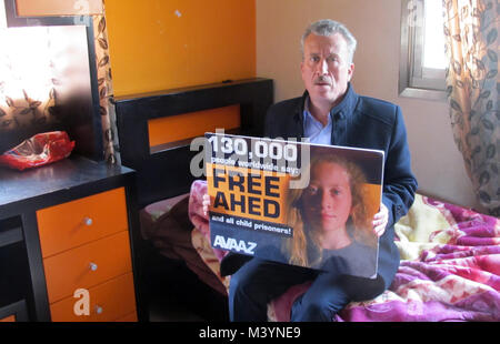 Nabi Saleh, West Bank. 28 gen, 2018. Archiviato - Bassem Tamimi siede in Ahed Tamimi·s camera da letto tenendo un poster di sua figlia in Nabi Saleh, West Bank, 28 gennaio 2018. Bassem Tamimi, 50, è il padre di Ahed Tamimi il ragazzo palestinese arrestato per slapping soldati israeliani in un video virale. Credito: Sara Lemel/dpa/Alamy Live News Foto Stock