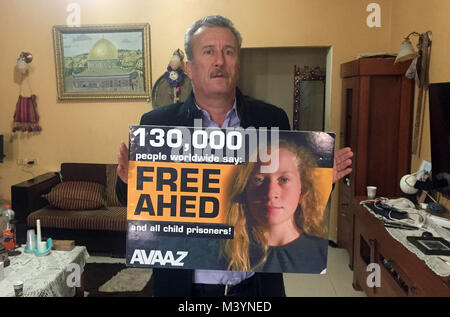 Nabi Saleh, West Bank. 28 gen, 2018. Archiviato - Bassem Tamimi detiene un poster di sua figlia, Ahed Tamimi, nel suo soggiorno in Nabi Saleh, West Bank, 28 gennaio 2018. Bassem Tamimi, 50, è il padre di Ahed Tamimi il ragazzo palestinese arrestato per slapping soldati israeliani in un video virale. Credito: Sara Lemel/dpa/Alamy Live News Foto Stock