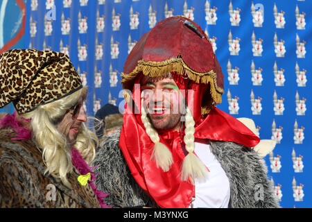 AALST, Belgio, 13 febbraio 2018: Sconosciuto costume di carnevale celebrare i partecipanti durante l'annuale "voil' Janetten parade di Aalst. La sfilata è unica a Aalst e comporta un mix di croce di spogliatoio e buon umore antics. Credito: Imladris/Alamy Live News. Foto Stock