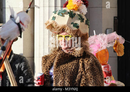 AALST, Belgio, 13 febbraio 2018: Sconosciuto costume di carnevale celebrare i partecipanti durante l'annuale "voil' Janetten parade di Aalst. La sfilata è unica a Aalst e comporta un mix di croce di spogliatoio e buon umore antics. Credito: Imladris/Alamy Live News. Foto Stock