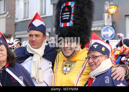 AALST, Belgio, 13 febbraio 2018: Sindaco di Aalst Christophe d'Haese (centro) pone per le foto, prima dell'annuale "Janetten voil' parade di Aalst, Fiandre orientali. Si tratta di sindaci il compito di avviare la sfilata di ogni anno. Foto Stock