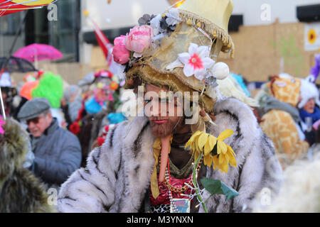 AALST, Belgio, 13 febbraio 2018: Sconosciuto costume di carnevale celebrare i partecipanti durante l'annuale "voil' Janetten parade di Aalst. La sfilata è unica a Aalst e comporta un mix di croce di spogliatoio e buon umore antics. Credito: Imladris/Alamy Live News. Foto Stock
