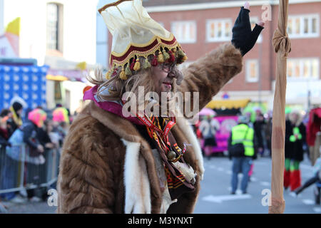 AALST, Belgio, 13 febbraio 2018: Sconosciuto costume di carnevale celebrare i partecipanti durante l'annuale "voil' Janetten parade di Aalst. La sfilata è unica a Aalst e comporta un mix di croce di spogliatoio e buon umore antics. Credito: Imladris/Alamy Live News. Foto Stock